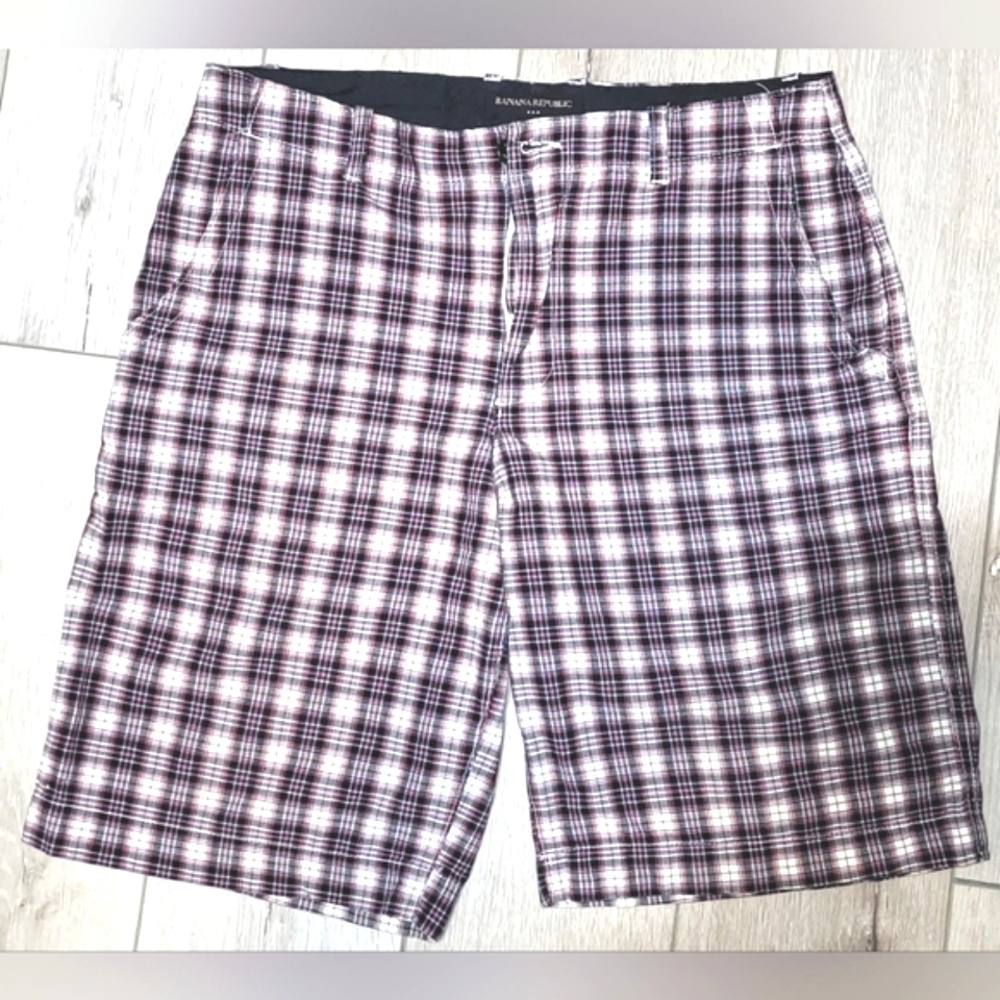 🍌Banana Republic Plaid Red Shorts (33)W